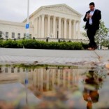 A pedestrian walks in front of the U.S. Supreme Court building in Washington, U.S., May 19, 2016.  REUTERS/Carlos Barria