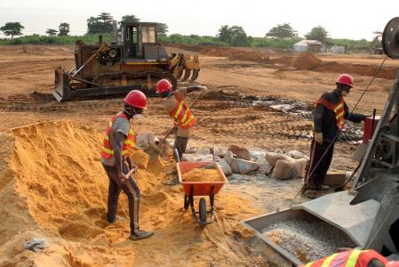 Labourers mix cement at the site of a new port to be built in the oil-producing Angolan exclave of Cabinda, June 11, 2016. Picture taken June 11, 2016.  REUTERS/Ed Cropley