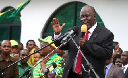 Tanzania's President  John Pombe Magufuli addresses members of the ruling Chama Cha Mapinduzi Party (CCM) at the party's sub-head office on Lumumba road in Dar es Salaam, October 30, 2015.   REUTERS/Emmanuel Herman