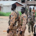 South Sudanese policemen and soldiers stand guard along a street following renewed fighting in South Sudan's capital Juba, July 10, 2016. REUTERS/Stringer