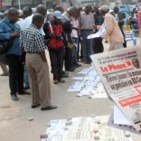 Residents read newspapers with reports of Yellow Fever, along the streets in Kinshasa, capital of the Democratic Republic of the Congo, June 21, 2016. REUTERS/Jean Robert N'kengo