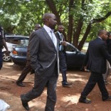 Zimbabwe's Prosecutor General Johannes Tomana (C) arrives escorted by policemen at the Harare Magistrates court, February 2, 2016. REUTERS/Philimon Bulawayo