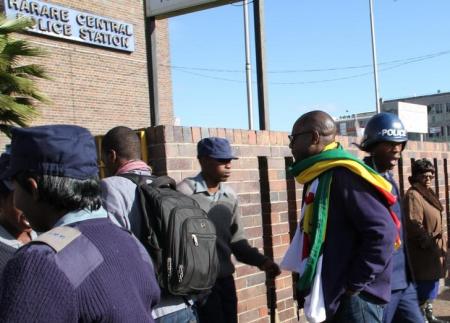 Zimbabwean Pastor Evan Mawarire (2nd R), who organized a 'stay at home' anti-government protest last week, arrives at the Harare Central Police station in Zimbabwe, July 12, 2016. REUTERS/Philimon Bulawayo