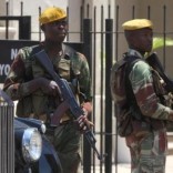 Soldiers stand guard beside President Robert Mugabe's car during the opening of Zimbabwe's parliament in Harare, September 15, 2015.   REUTERS/Philimon Bulawayo