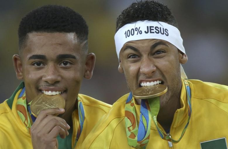2016 Rio Olympics - Soccer - Victory Ceremony - Men's Football Tournament Victory Ceremony - Maracana - Rio de Janeiro, Brazil - 20/08/2016. Neymar (BRA) of Brazil and Gabriel Jesus (BRA) of Brazil pose with their gold medals. REUTERS/Ueslei Marcelino