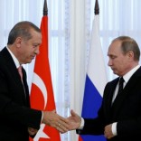 Russian President Vladimir Putin shakes hands with Turkish President Tayyip Erdogan during a news conference following their meeting in St. Petersburg, Russia, August 9, 2016.  REUTERS/Sergei Karpukhin     TPX IMAGES OF THE DAY