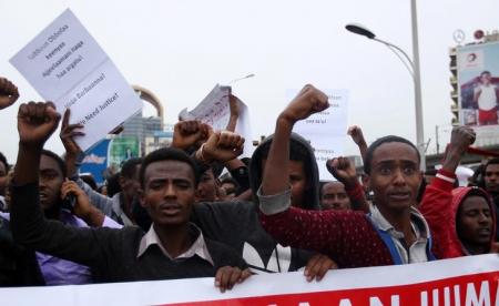 Protesters chant slogans during a demonstration over what they say is unfair distribution of wealth in the country at Meskel Square in Ethiopia's capital Addis Ababa, August 6, 2016. REUTERS/Tiksa Negeri
