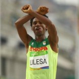 2016 Rio Olympics - Athletics - Final - Men's Marathon - Sambodromo - Rio de Janeiro, Brazil - 21/08/2016. Feyisa Lilesa (ETH) of Ethiopia celebrates.   REUTERS/Athit Perawongmetha
