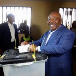 Gabon's President Ali Bongo Ondimba votes during the presidential election in Libreville, Gabon, August 27, 2016. REUTERS/Gerauds Wilfried Obangome