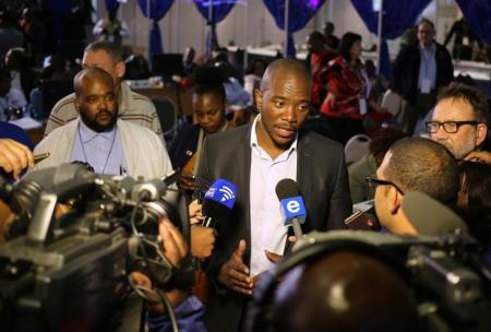 Democratic Alliance leader Mmusi Maimane gestures as he speaks to members of the media at the result center in Pretoria, South Africa August 4, 2016. REUTERS/Siphiwe Sibeko