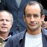 Marcelo Odebrecht (R), the head of Latin America's largest engineering and construction company Odebrecht SA, and Otavio Marques Azevedo (L), CEO of Brazil's second largest builder Andrade Gutierrez, are escorted by federal police officers as they leave the Institute of Forensic Science in Curitiba, Brazil, June 20, 2015. REUTERS/Rodolfo Burher