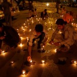 People light oil lamps to honour victims of the blast in Quetta during a vigil in Karachi, Pakistan August 9, 2016. REUTERS/Akhtar Soomro