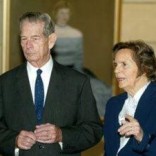 Romania's former King Michael (L) and his wife Queen Anne (R) wait for visitors at Elisabeta Palace on Michael's name day in Bucharest, November 8, 2004. REUTERS/Bogdan Cristel/File Photo