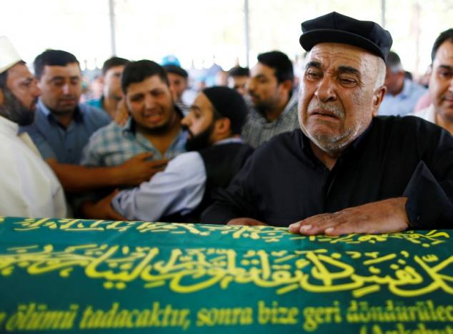 Relatives of Kumri Ilter, one of the victims of Saturday's suicide bombing at a wedding, mourn during her funeral ceremony in southeastern city of Gaziantep, Turkey, August 22, 2016. REUTERS/Osman Orsal.