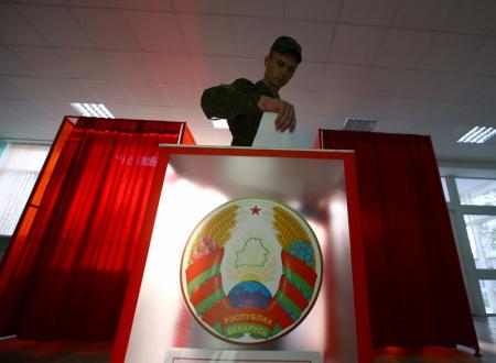 A Belarussian serviceman casts his ballot at a polling station during a parliamentary election, in Minsk, Belarus September 11, 2016.  REUTERS/Vasily Fedosenko