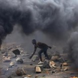 A protester sets up a  barricade during a protest against Burundi President Pierre Nkurunziza and his bid for a third term in Bujumbura, Burundi, May 22, 2015. REUTERS/Goran Tomasevic