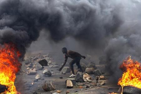 A protester sets up a  barricade during a protest against Burundi President Pierre Nkurunziza and his bid for a third term in Bujumbura, Burundi, May 22, 2015. REUTERS/Goran Tomasevic