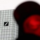 A red traffic light is pictured in front of the Deutsche Bank headquarters in Frankfurt, Germany, September 30, 2016. REUTERS/Kai Pfaffenbach