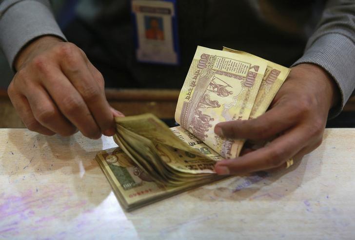 A cashier counts Indian rupee currency notes inside a bank in Mumbai August 5, 2013. REUTERS/Danish Siddiqui