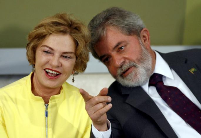 Brazil's President Luiz Inacio Lula da Silva talks with his wife Marisa Leticia during a ceremony at Planalto Palace in Brasilia, June 26, 2007. REUTERS/Jamil Bittar/File Photo