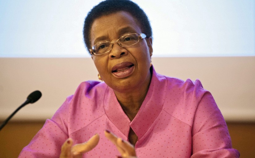epa04817959 Activist Graca Machel, widow of Nelson Mandela, delivers a speech in Girona, northeastern Spain, 25 June 2015. Machel demmanded a higher number of women in high-ranking positions. Machel will attend the Princess of Girona Foundation's awarding ceremony later today.  EPA/ROBIN TOWNSEND
