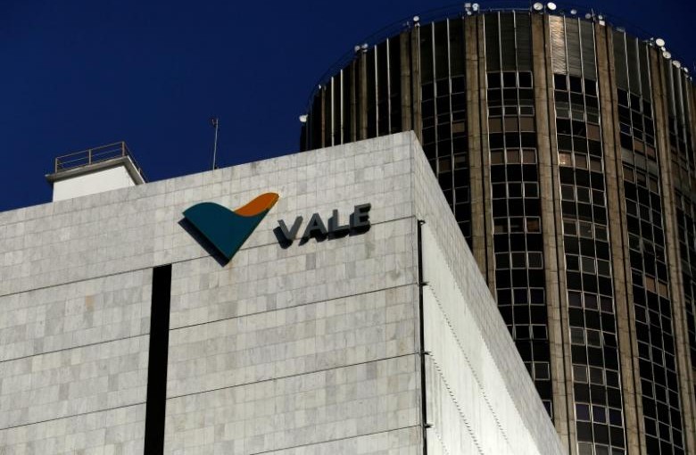 A view shows the company logo of Brazilian mining company Vale SA at its headquarters in downtown Rio de Janeiro August 20, 2014. REUTERS/Pilar Olivares/File Photo