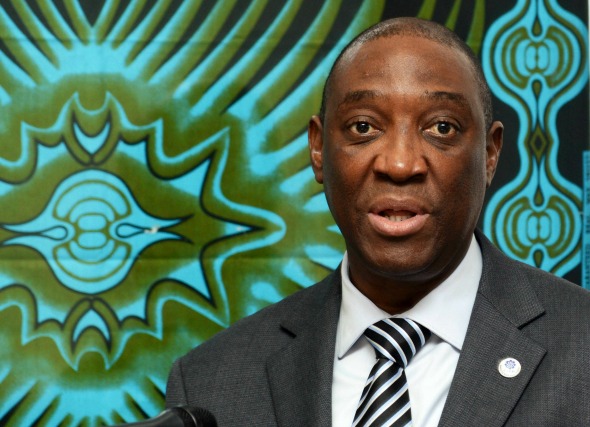 O ministro dos Negócios Estrangeiros de Moçambique, Oldemiro Baloi discursa durante a abertura da Cimeira da CPLP - Comunidade dos Países de Língua Portuguesa, em Maputo, Moçambique, 18 de julho de 2013. ANTONIO SILVA / LUSA