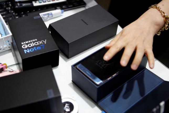 An employee checks an exchanged Samsung Electronics' Galaxy Note 7 at company's headquarters in Seoul, South Korea, October 13, 2016. REUTERS/Kim Hong-Ji