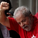 Former Brazilian President Luiz Inacio Lula da Silva waves to the crowd from his home in Sao Bernardo do Campo, Brazil, March 5, 2016. REUTERS/Paulo Whitaker      TPX IMAGES OF THE DAY