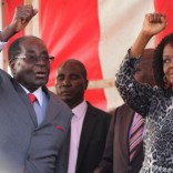 President of Zimbabwe Robert Mugabe and his wife Grace greet supporters of his ruling ZANU (PF) party at Harare International Airport, Zimbabwe, September 24, 2016. REUTERS/Philimon Bulawayo
