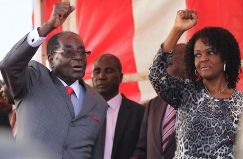 President of Zimbabwe Robert Mugabe and his wife Grace greet supporters of his ruling ZANU (PF) party at Harare International Airport, Zimbabwe, September 24, 2016. REUTERS/Philimon Bulawayo