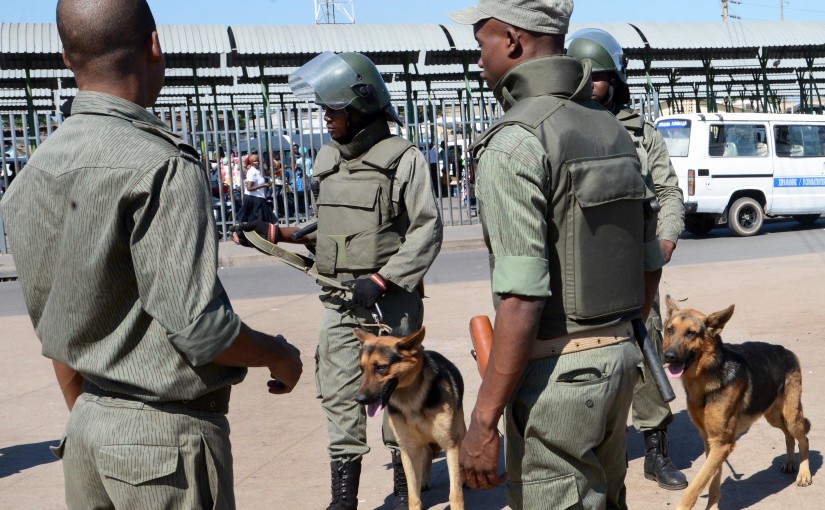 Elementos da polícia patrulham as ruas de Maputo devido à ameaça de manifestações, Moçambique, 29 de abril de 2016. O reforço policial foi justificado pela convocação de uma manifestação, através de mensagens anónimas nas redes sociais, apelando para a paralisação da capital, em protesto contra as avultadas dívidas garantidas pelo Estado para aquisição de equipamento militar e fora das contas públicas. ANTÓNIO SILVA/LUSA