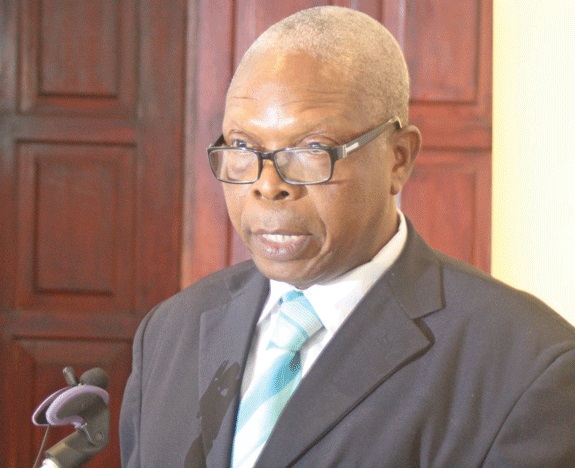 A voter's finger is marked after voting in the general election in Maputo October 15, 2014. REUTERS/Grant Lee Neuenburg