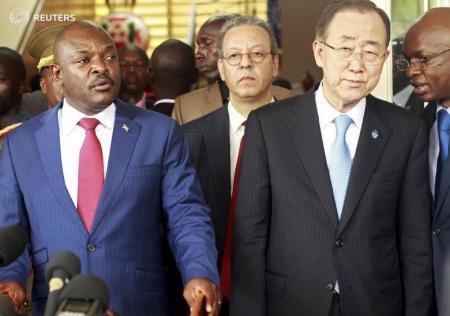 Burundi's President Pierre Nkurunziza (L) and the United Nations Secretary-General Ban Ki-moon address a news conference in the capital Bujumbura February 23, 2016. REUTERS/Evrard Ngendakumana