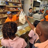 O novo preço do pão em Moçambique entrou hoje em vigor, com o Rei do Pão, em Maputo, a registar algumas reclamações dos habituais clientes, mas fora da padaria, três dias depois das manifestações que causaram 10 mortos, em maputo, moçambique, 6 de setembro de 2010. (ACOMPANHA TEXTO). ANTÓNIO SILVA/LUSA