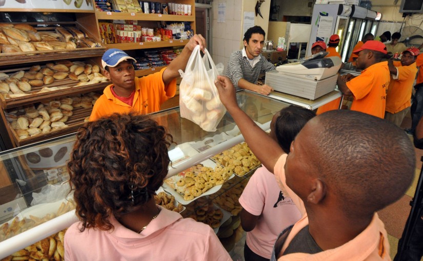 O novo preço do pão em Moçambique entrou hoje em vigor, com o Rei do Pão, em Maputo, a registar algumas reclamações dos habituais clientes, mas fora da padaria, três dias depois das manifestações que causaram 10 mortos, em maputo, moçambique, 6 de setembro de 2010. (ACOMPANHA TEXTO). ANTÓNIO SILVA/LUSA