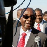 Zimbabwe's President Robert Mugabe arrives home from abroad at the capital's main airport in Harare, Zimbabwe September 3, 2016.  REUTERS/Philimon Bulawayo