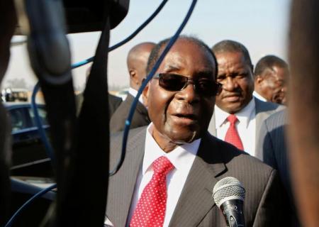 Zimbabwe's President Robert Mugabe arrives home from abroad at the capital's main airport in Harare, Zimbabwe September 3, 2016.  REUTERS/Philimon Bulawayo