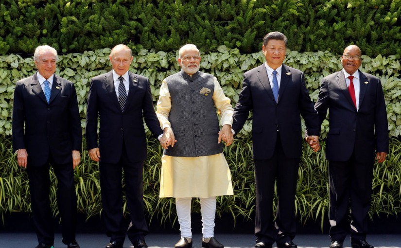 (L-R) Brazil's President Michel Temer, Russian President Vladimir Putin, Indian Prime Minister Narendra Modi, Chinese President Xi Jinping and South African President Jacob Zuma pose for a group picture during BRICS (Brazil, Russia, India, China and South Africa) Summit in Benaulim, in the western state of Goa, India, October 16, 2016. REUTERS/Danish Siddiqui - RTX2P0FX