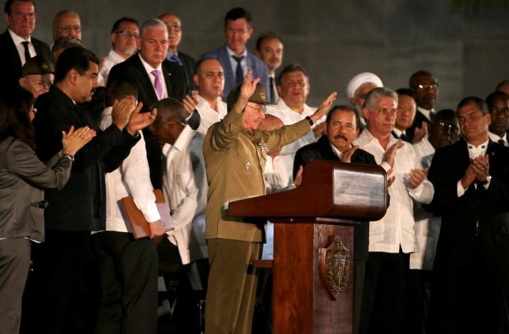 Cuban President Raul Castro acknowledges the applause from the crowd as he attends a massive tribute to Cuba's late President Fidel Castro in Revolution Square in Havana, Cuba, November 29, 2016.            REUTERS/Carlos Garcia Rawlins