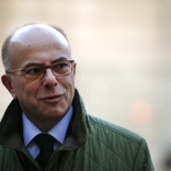 French Interior Minister Bernard Cazeneuve arrives to attend a news conference for the launching of the new campaign against radicalisation and jihadism at the Hotel Matignon in Paris, France, November 18, 2016.  REUTERS/Jacky Naegelen