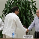Colombia's FARC lead negotiator Ivan Marquez (C) and Colombia's lead government negotiator Humberto de la Calle shake hands while Cuba's Foreign Minister Bruno Rodriguez looks on, after signing a new peace deal to end their 52-year war in Havana, Cuba, November 12, 2016. REUTERS/Enrique de la Osa