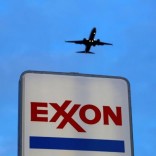 An airplane comes in for a landing above an Exxon sign at a gas station in the Chicago suburb of Norridge, Illinois, U.S., October 27, 2016. REUTERS/Jim Young