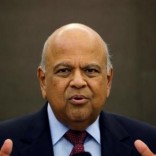 South African Finance Minister Pravin Gordhan gestures during a media briefing in Sandton near Johannesburg, March 14, 2016. REUTERS/Siphiwe Sibeko/File photo - RTX2NRAR