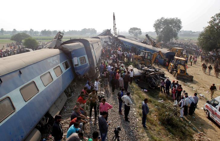 Rescue workers search for survivors at the site of a train derailment in Pukhrayan, south of Kanpur city, India November 20, 2016. REUTERS/Jitendra Prakash