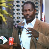 António Muchanga da Renamo durante uma conferência de imprensa na sede do partido onde denunciou aquilo que considera ser várias irregularidades que interferiram no processo eleitoral, Maputo, Moçambique, 16 de outubro de 2014. A conferência de imprensa realizou-se depois de terem sido divulgados os primeiros resultados das eleições gerais moçambicanas, que colocam o candidato presidencial da Frelimo (Frente de Libertação de Moçambique), Filipe Nyusi, na liderança da contagem, com 60,69%, quando estavam apuradas apenas 8,55% das mesas de voto.  ANTÓNIO SILVA/LUSA