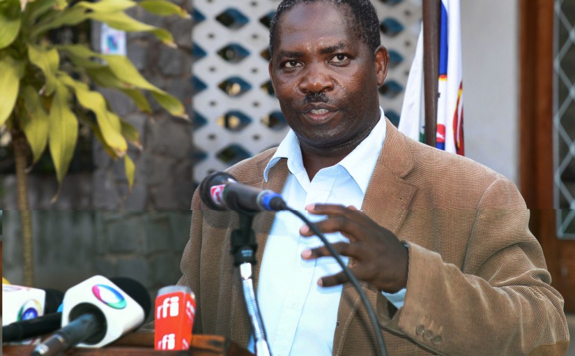 António Muchanga da Renamo durante uma conferência de imprensa na sede do partido onde denunciou aquilo que considera ser várias irregularidades que interferiram no processo eleitoral, Maputo, Moçambique, 16 de outubro de 2014. A conferência de imprensa realizou-se depois de terem sido divulgados os primeiros resultados das eleições gerais moçambicanas, que colocam o candidato presidencial da Frelimo (Frente de Libertação de Moçambique), Filipe Nyusi, na liderança da contagem, com 60,69%, quando estavam apuradas apenas 8,55% das mesas de voto.  ANTÓNIO SILVA/LUSA