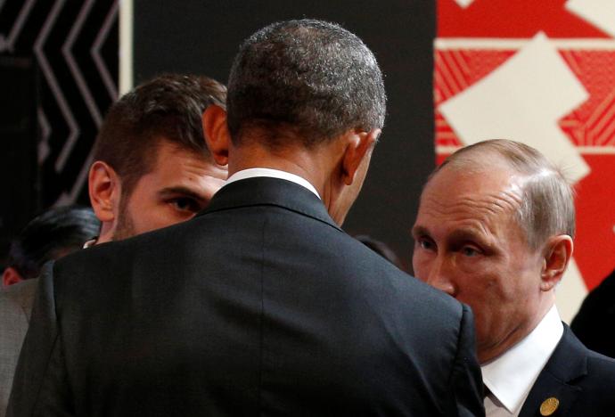 U.S. President Barack Obama talks with Russian President Vladimir Putin at the APEC Economic Leaders’ Meeting in Lima, Peru November 20, 2016.  REUTERS/Kevin Lamarque