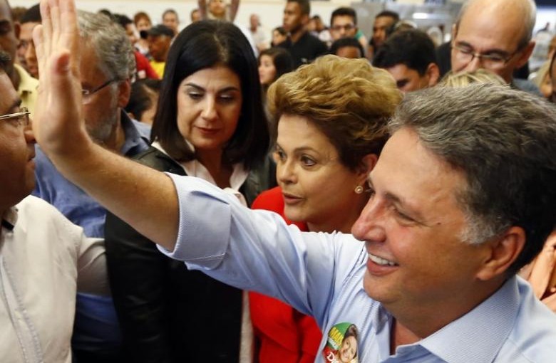 File Photo: Anthony Garotinho (R) walks next to Dilma Rousseff in Rio de Janeiro August 27, 2014. REUTERS/Ricardo Moraes