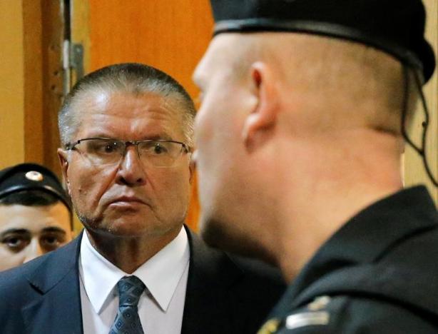 Russian Economy Minister Alexei Ulyukayev who was detained by law enforcement officials on corruption charges, is escorted upon his arrival for a hearing at the Basmanny district court in Moscow, Russia, November 15, 2016.    REUTERS/Maxim Zmeyev
